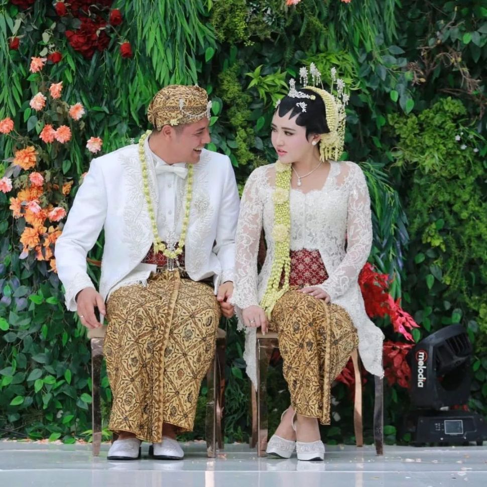 Via Vallen dan Chevra Yolandi resmi menjadi sepasang suami-istri. [Instagram @ayvy.anisty]