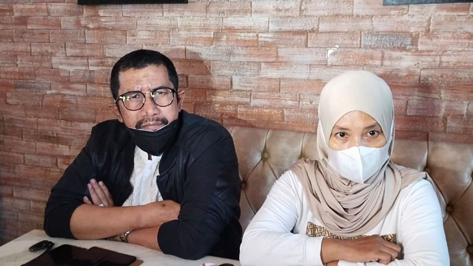 Rini Diana, istri dari Sulaiman mantan sopir Nindy Ayunda dan pengacaranya, Fahmi Bachmid ditemui di Kalimalang, Bekasi Selatan pada Jumat (15/7/2022) [Suara.com/Rena Pangesti]