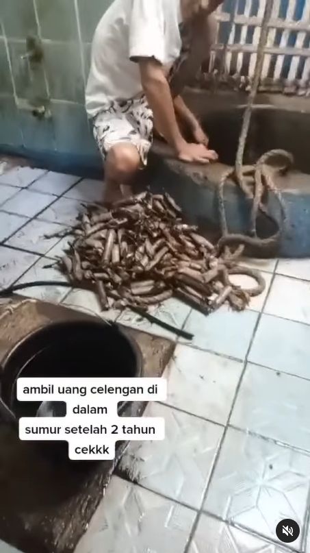 Suami istri ini viral karena menabungkan uangnya di tempat tak lazim, bahkan ekstrem, yakni sumur. [Instagram]