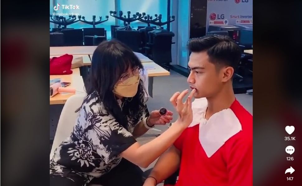 Tangkapan layar Pratama Arhan saat didandani atau make-up. [TikTok/mabukarhan]