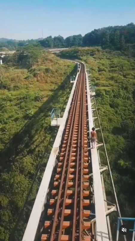 Seorang ODGJ berjalan santai di Jembatan Kereta Cikubang, Bandung Barat. [Instagram]