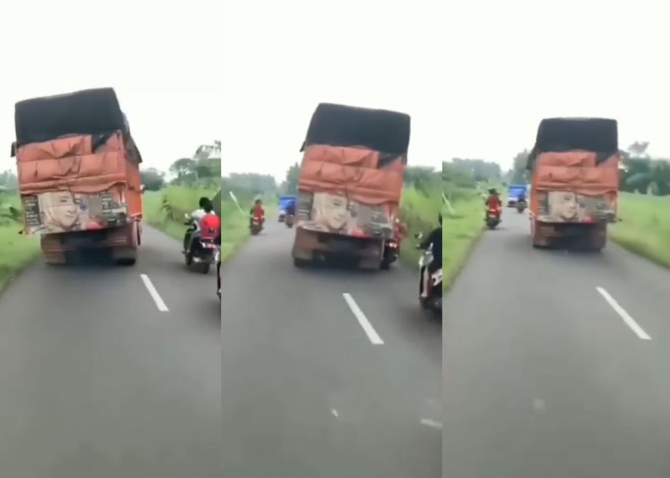 Dua bocah yang mengendarai sepeda motor terjatuh setelah tersenggol badan truk (Instagram/ memomedsos_official)