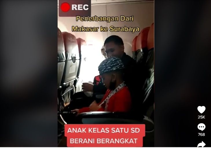 Viral Anak Kelas Satu SD Naik Pesawat Sendirian. (TikTok)