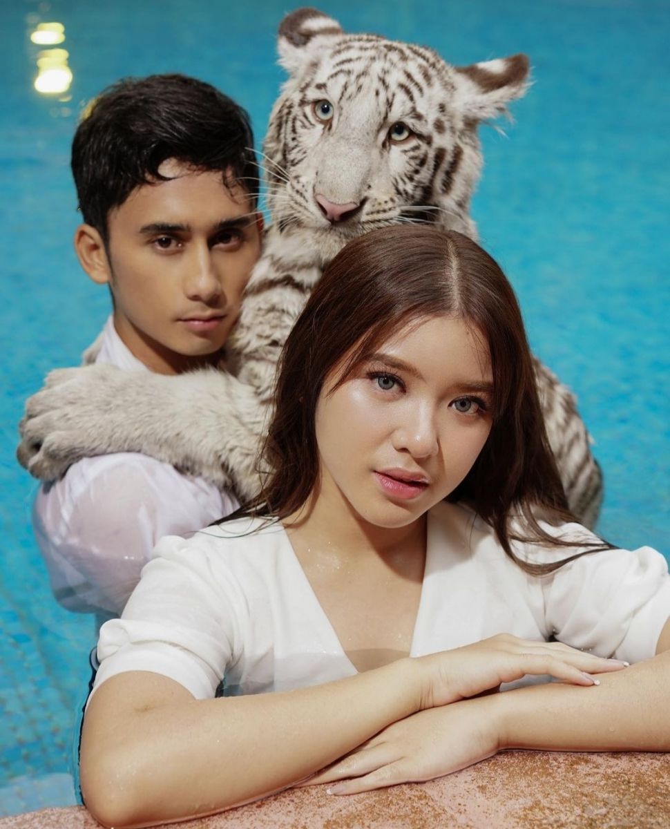 Potret Tiara Andini dan Alshad Ahmad Bersama Harimau Putih, Dikira Prewedding. (Dok:Instagram/alshadahmad)