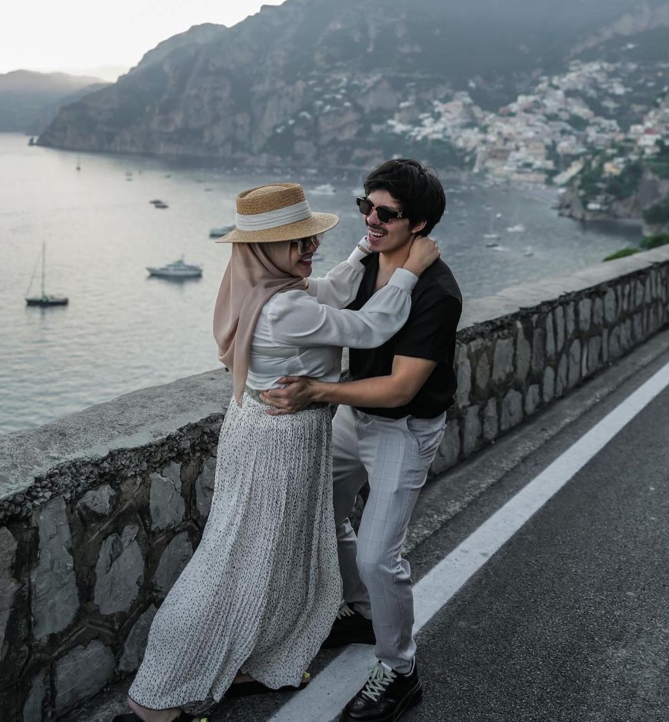 Potret romantis Aurel Hermansyah dan Atta Halilintar di Italia (Instagram/@attahalilintar)