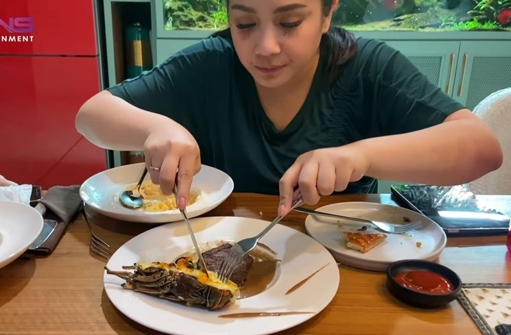 Momen Nagita Slavina Makan Steak Berlapis Emas (YouTube Rans Entertainment)