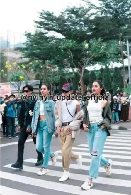 Valerie dan Veronica The Twins di Citayam Fashion Week. [Instagram]