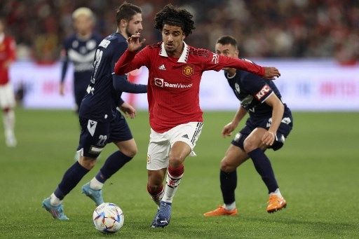 Pemain muda Manchester United Zidane Iqbal melewati dua pemain Melbourne Victory dalam tur pramusim Setan Merah di Australia, 15 Juli 2022. [AFP]