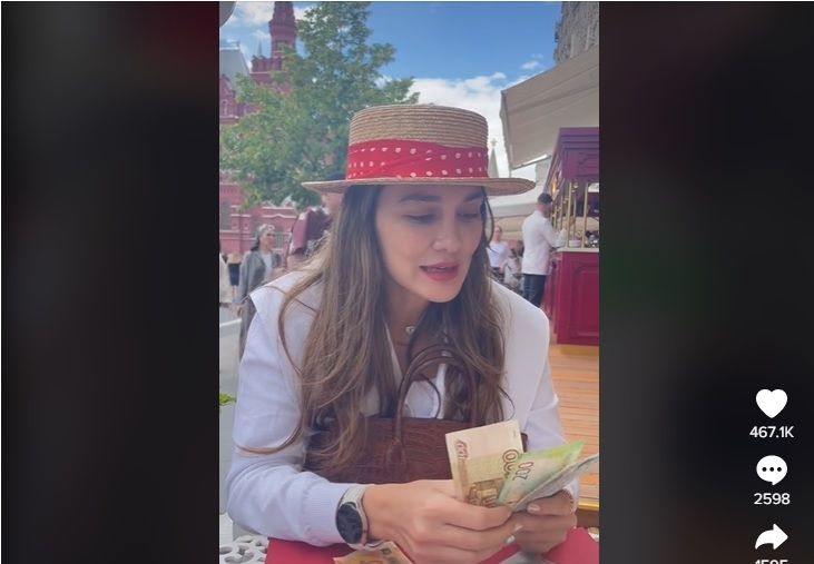 Luna Maya Ngitung Duit Buat bayar Makan Caviar di Rusia  (TikTok)