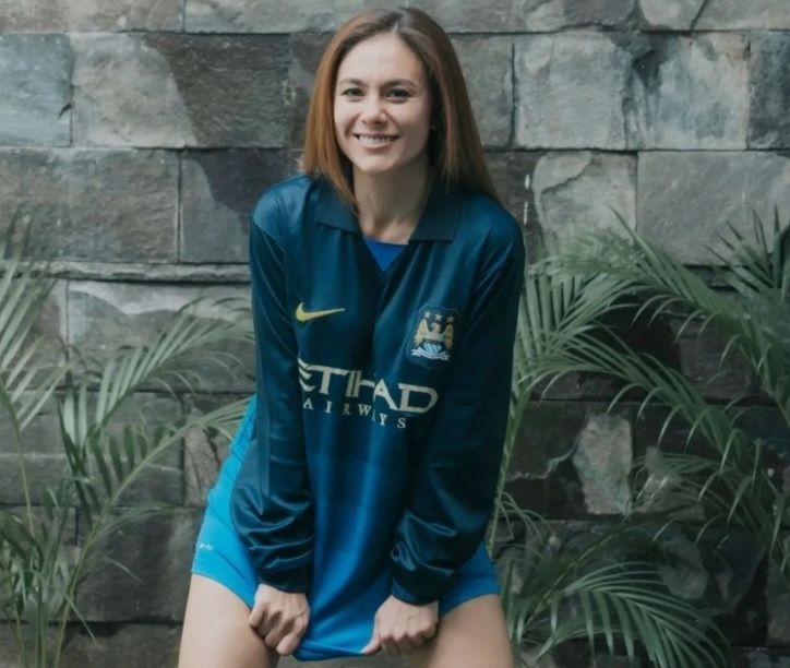 Wulan Guritno kenakan jersey klub sepak bola Manchester City. [Instagram @wulanguritno]