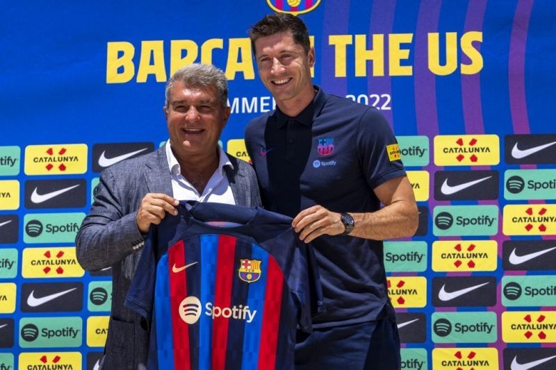 Robert Lewandowski dan Joan Laporta memegang jersey FC Barcelona dalam jumpa pers mengenalkan pemain baru itu kepada FC Barcelona di Conrad Fort Lauderdale Beach di Fort Lauderdale, Florida, 20 Juli 2022. (Getty Images via AFP/ERIC ESPADA)