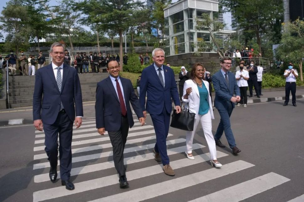 Anies Baswedan bersama Wakil Presiden Bank Investasi Eropa Kris Peeters dan rombongan.di Citayam Fashion Week. [Instagram @aniesbaswedan]