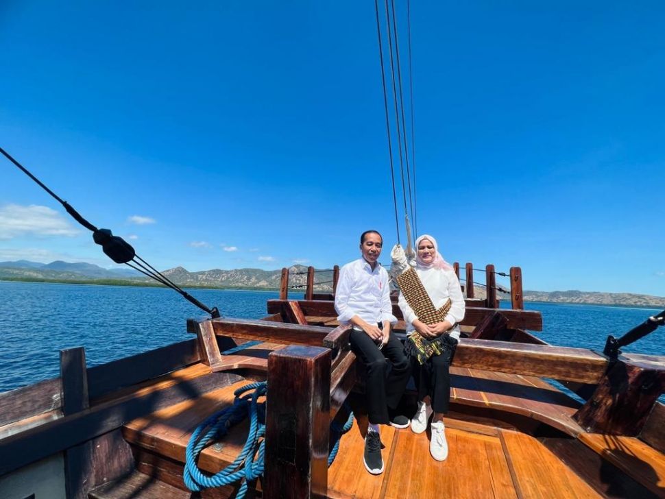 Presiden Joko Widodo atau Jokowi dan Iriana Jokowi saat berfoto di kapal pinisi dalam perjalanan menuju Pulau Rinca, Kabupaten Manggarai Barat, Nusa Tenggara Timur (NTT), Kamis (21/7/2022). (Laily Rachev - Biro Pers Sekretariat Presiden)