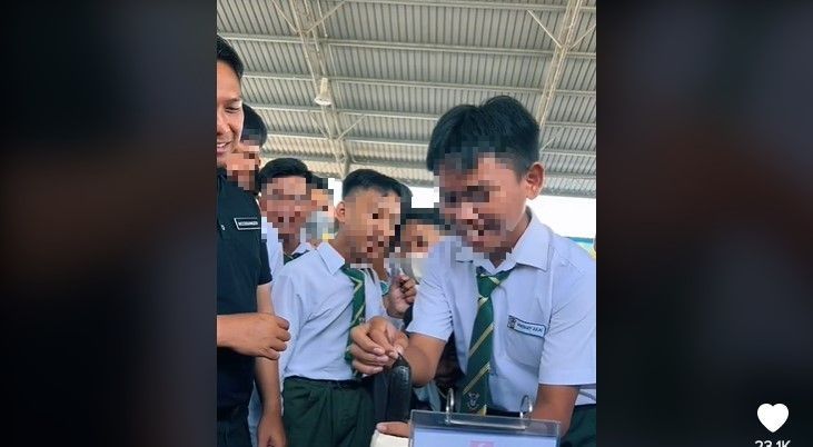 Viral Video Anak SD Tampak Tegang Saat Belajar Pasang Kondom Pada Alat Peraga. (Dok: TikTok/kimgiejie)