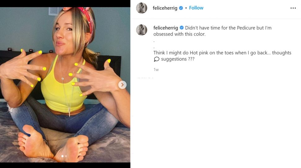 Viral seorang wanita mantan petinju UFC yang berhasil menjadi sorotan karena menjual kaos kaki bekas miliknya (Instagram/feliceherrig)