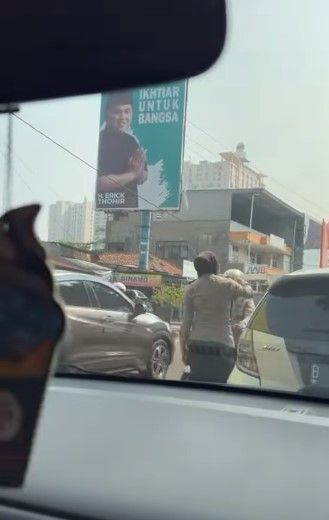 Pemobil buka pintu di jalan ternyata polisi (Instagdam/memomedsos)