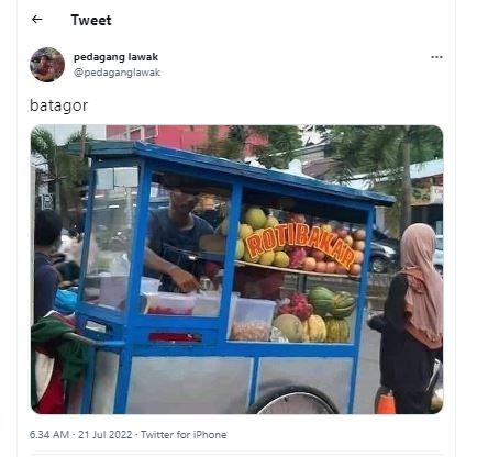 Penjual buah dengan gerobak membingungkan (Twitter @pedaganglawak)