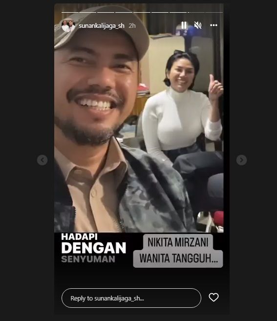 Sunan Kalijaga berpose bareng Nikita Mirzani di Polres Serang Kota [Instagram/sunankalijaga_sh]