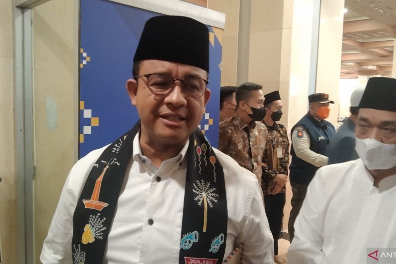 Gubernur DKI Jakarta Anies Baswedan saat diwawancarai awak media di Balai Kota Jakarta, Jumat (22/7/2022). [ANTARA/Dewa Ketut Sudiarta Wiguna]