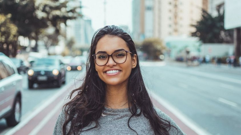 Ilustrasi perempuan tersenyum dan easy going (Pexels/Daniel Xavier)