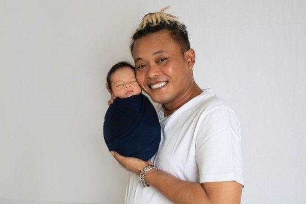 Potret Sule momong Baby Adzam (Instagram/ferdinan_sule)