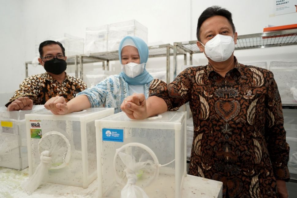 Menteri Kesehatan Budi Gunadi Sadikin bersama Prof. Adi Utarini dalam kunjungan ke The World Mosquito Program (WMP) Yogyakarta. (Dok. Kemenkes)