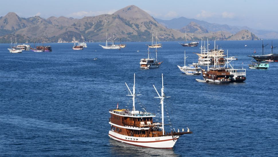 Kapal Pinisi melintas di perairan Labuan Bajo, Kabupaten Manggarai Barat, NTT, Sabtu (23/7/2022). [ANTARA FOTO/Indrianto Eko Suwarso/wsj]