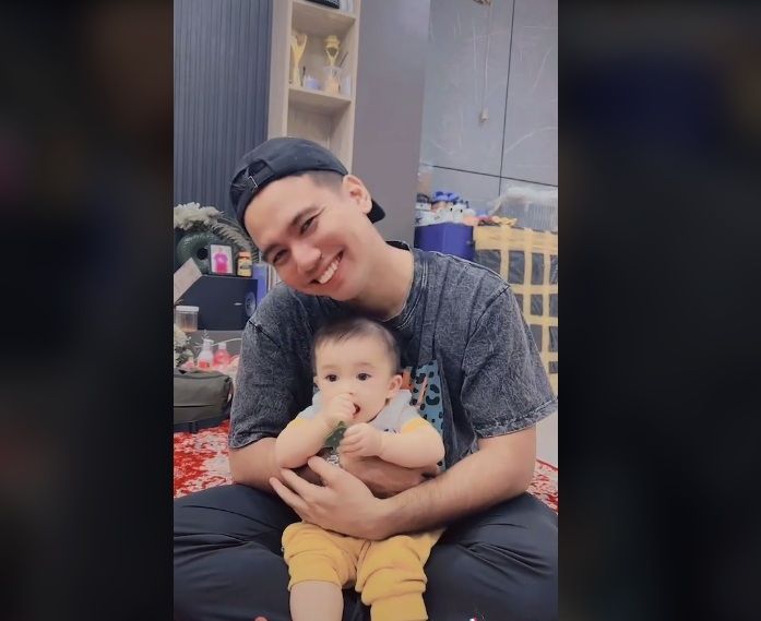 Frans Faisal dan baby Adzam, anak Sule bersama Nathalie Holscher. [TikTok/@fransfaisal_real]