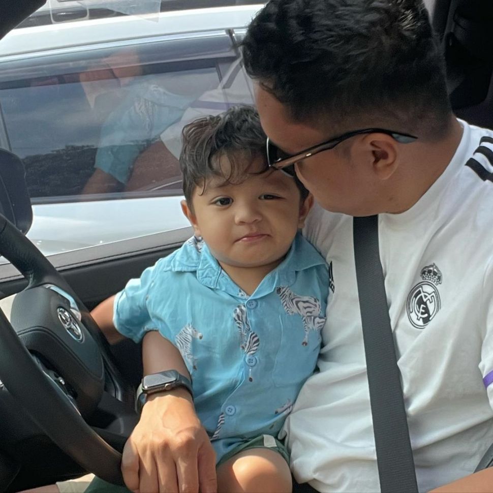 Arief Muhammad bersama putranya, Baim. [Instagram]