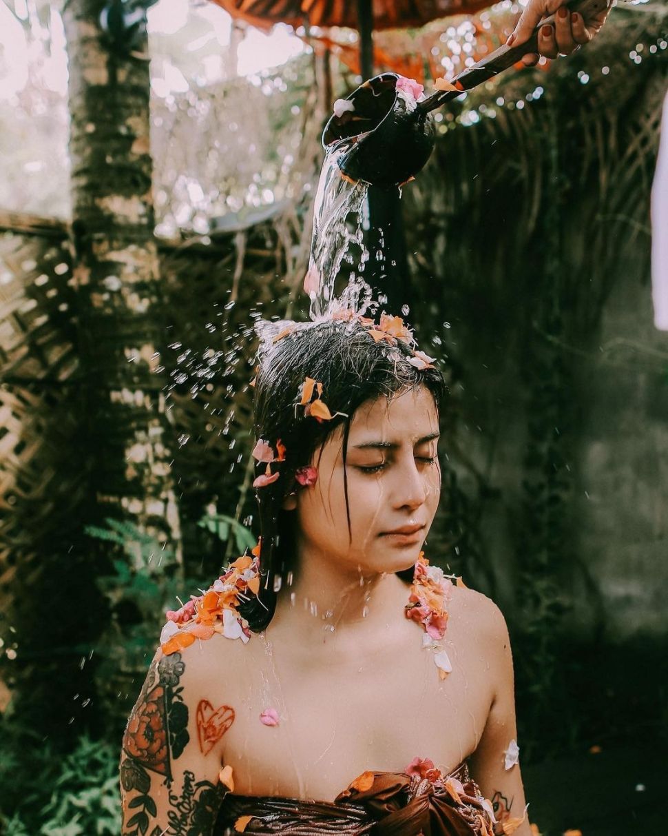 Awkarin jalankan ritual melukat di Bali. [Instagram]