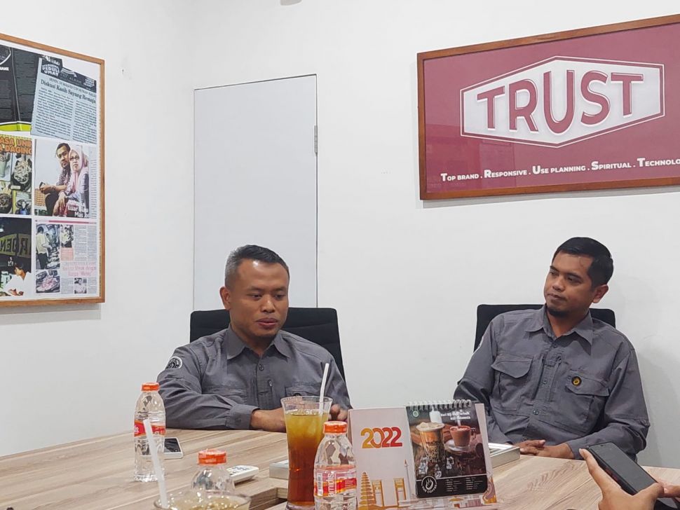 Riyanto, Direktur Utama Waroeng Steak & Shake (Kiri) dan Darwoto, Marketing Manager PT Waroeng Steak Indonesia (Kanan) saat diawawancarai tentang pencapaian Waroeng Steak pada tahun 2022. (Suara/Arendya)