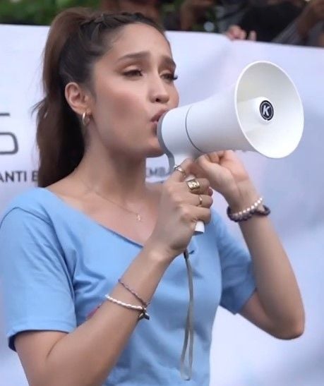 Aksi Cinta Laura mengajak masyarakat khususnya remaja untuk peduli kebersihan lingkungan di area Citayam Fashion Week, Sudirman, Jakarta. [Instagram Cinta Laura]