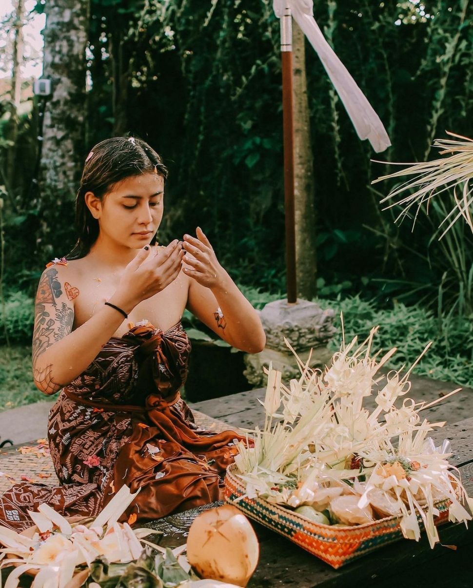 Awkarin jalankan ritual melukat di Bali. [Instagram]