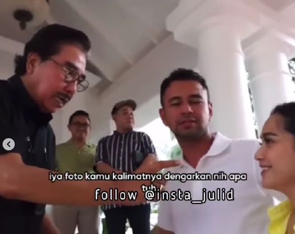 Tangkapan layar video viral Hotma Sitompul menceritakan momen sebelum  Raffi Ahmad menikahi Nagita Slavina. [Instagram]