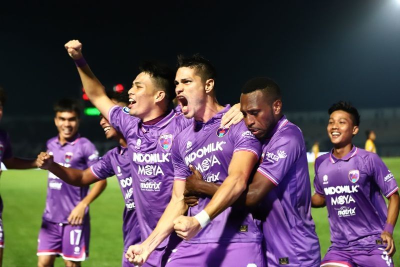 Pemain Persita Tangerang merayakan gol yang dicetak oleh Ramiro Fergonzi (tengah) pada pertandingan pekan pertama Liga 1 Indonesia menghadapi Persik Kediri di Stadion Indomilk Arena, Tangerang, Senin (25/7/2022). (HO-Persita Tangerang)