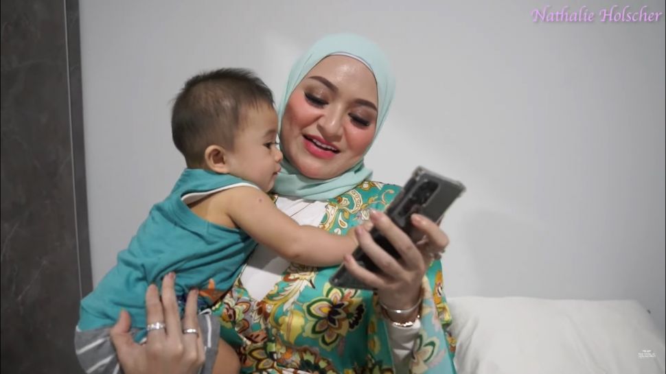 Nathalie Holscher dan Baby Adzam. [YouTube Nathalie Holscher]