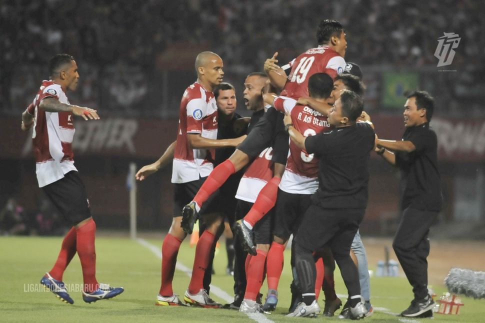 Pemain Madura United rayakan gol Lulinha ke gawang Barito Putera dalam pertandingan Liga 1 di Stadion Pamekasan, Madura, Sabtu (23/7/2022). [Foto: Liga Indonesia Baru]