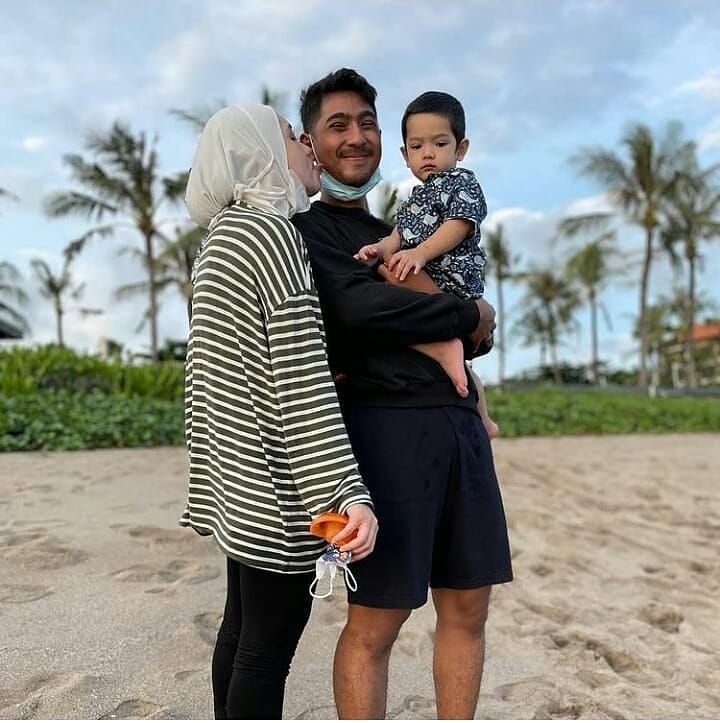 Arya Saloka dan Putri Anne bersama putranya, Ibrahim. [Instagram]