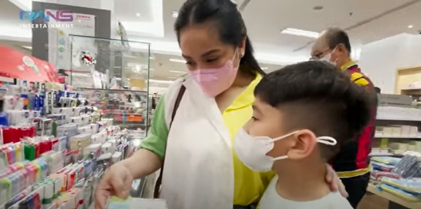 Momen Nagita Slavina Belanja Keperluan Sekolah Rafathar (YouTube/RANS Entertainment)