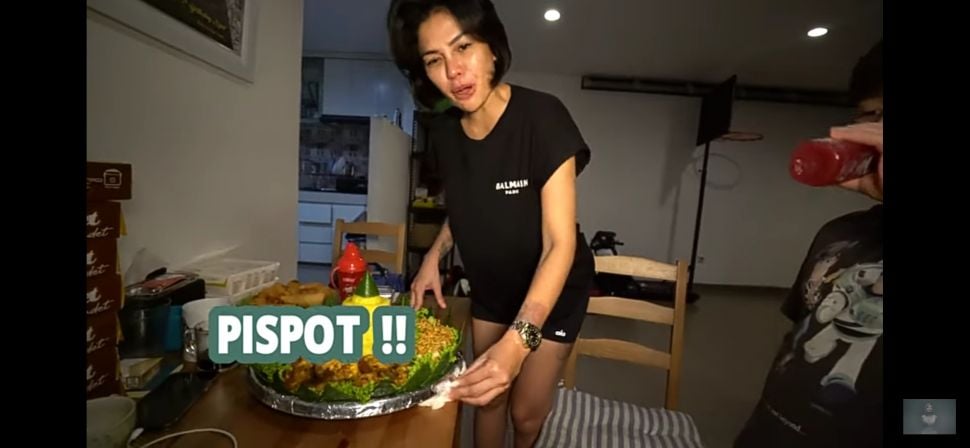 Nikita Mirzani tumpengan (YouTube/Crazy Nikmir)