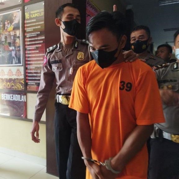 Sopir odong-odong yang ditetapkan sebagai tersangka atas kecelakaan maut yang menyebabkan 9 orang meninggal dunia, Rabu (27/7/2022). [Anawar/Suara.com]