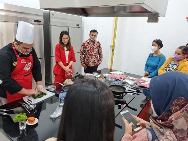 Sebelum kompetisi masak digelar, Chef Eki Nugraha Kramadibrata yang didampingi ahli gizi Dr. Al Mukhlas Fikri, S. Gz., M.Si memberikan penjelasan mengenai pentingnya diet garam bagi kesehatan pada menu "Bakso Sayur Umami" di Pabrik Ajinomoto, Selasa (26/7/2022).  