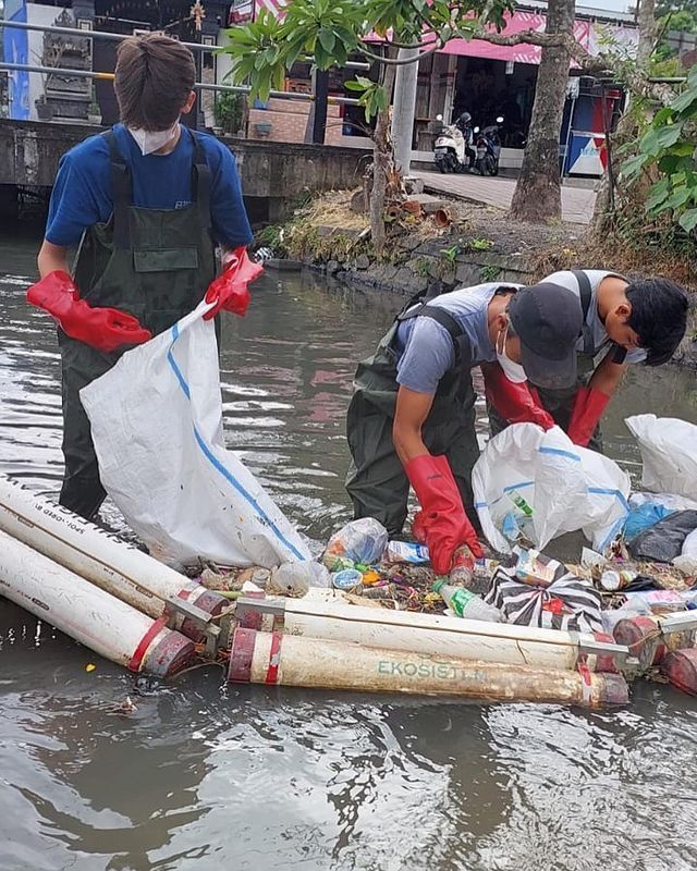 Potret Kiran Cucu Presiden Soekarno Bersih-Bersih Sungai (Instagram/kartikasoekarnofoundation)