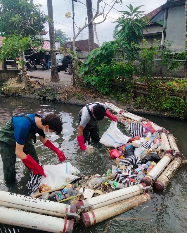 Potret Kiran Cucu Presiden Soekarno Bersih-Bersih Sungai (Instagram/kartikasoekarnofoundation)