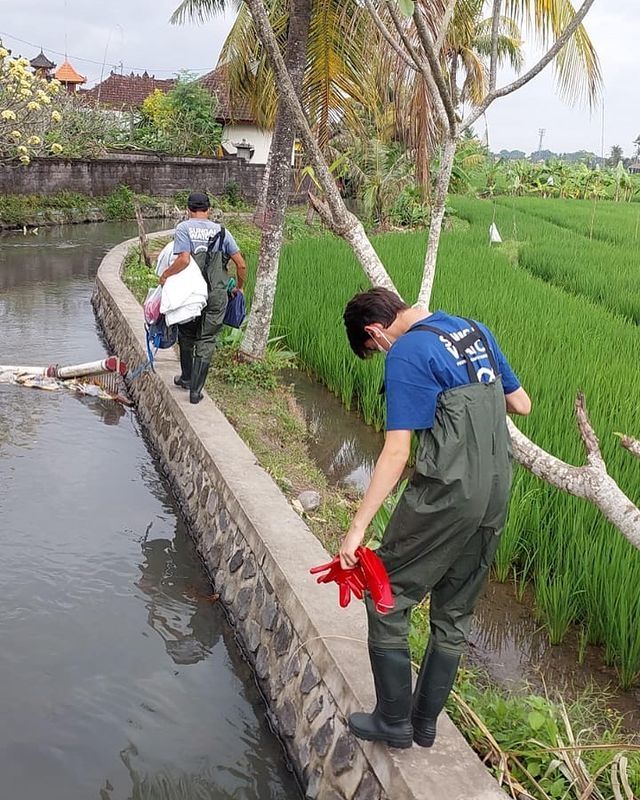 Potret Kiran Cucu Presiden Soekarno Bersih-Bersih Sungai (Instagram/kartikasoekarnofoundation)