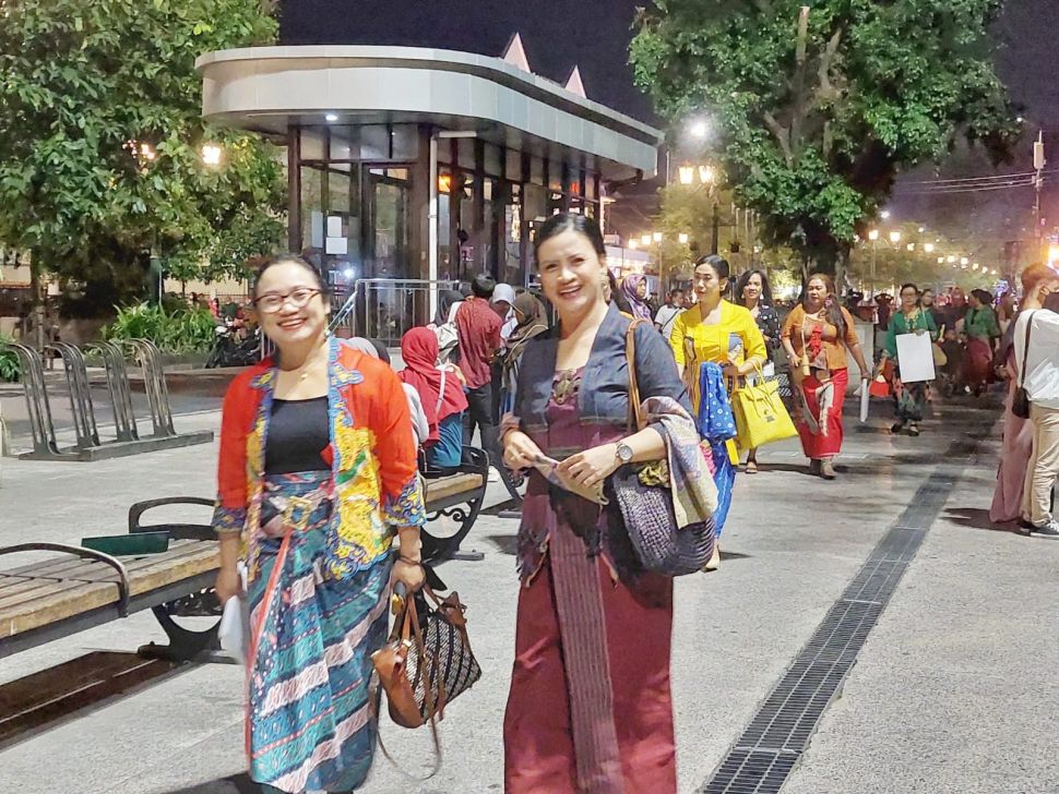 Kenakan berbagai macam model kebaya dengan warna dan motif nan memikat mata, begini keseruan Perempuan Berkebaya Indonesia Yogyakarta di kawasan Pedestrian Malioboro, Kamis (28/7/2022) (Suara/Arendya)