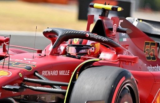 Pebalap Ferrari Carlos Sainz menjalani latihan Grand Prix Hungaria, Sirkuit Hungaroring, Budapest. (29/7/2022). [AFP] 