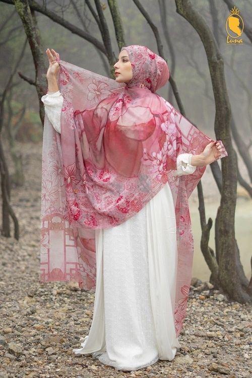 Luna Hijab merilis koleksi bertema Wonderland yang dituangkan dalam koleksi scarf dengan beberapa pattern seperti bunga cantik, Meylin yang menggambarkan seorang putri Tiongkok dengan keberagaman Indonesia, Constellation yang merupakan rasi bintang, Snowflake yang merupakan kepingan salju, pattern Butterfly dan wonderland-nya Indonesia, Dewata.