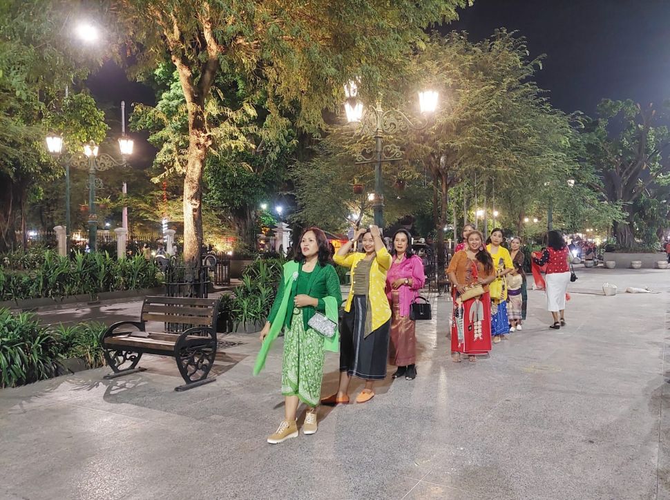 Bikin bangga, begini anggunnya Perempuan Berkebaya Indonesia Yogyakarta saat berparade di kawasan pedestrian Malioboro, Kamis (28/7/2022) (Suara/Arendya)