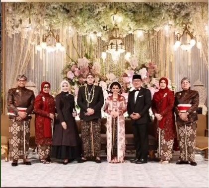 Hadiri Pernikahan Putri Anies Baswedan, Ridwan Kamil dan Istri Kompak Pakai Outfit Mamba. (Instagram)